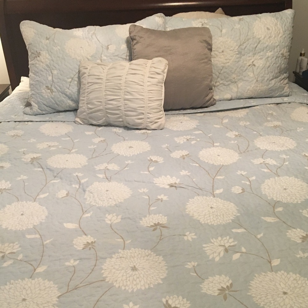 Cythnia Rowley Full Size Blue Blossum Quit Set